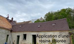 Changement de tuiles,  Vérification de la toiture, Application d’une résine colorée sur tuiles.